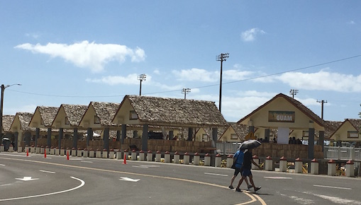 会場に各国のブースが立ち並び、伝統品の展示・販売、パフォーマンスをしていました。