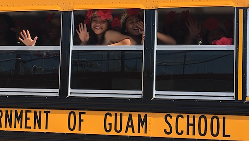 出演者は皆スクールバスで移動（笑）グアム現地の子供たちが元気に手を降ってくれました。