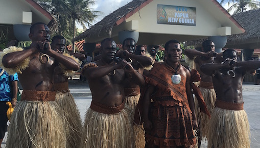 カメラを向けられたとたん、一斉に、ゆっくりとこのポーズ。この一瞬がとても格好良かったです。