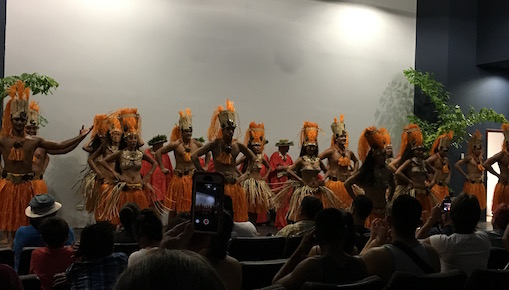 暑すぎて急遽ミュージアム内のステージとなったフレンチポリネシアのショー